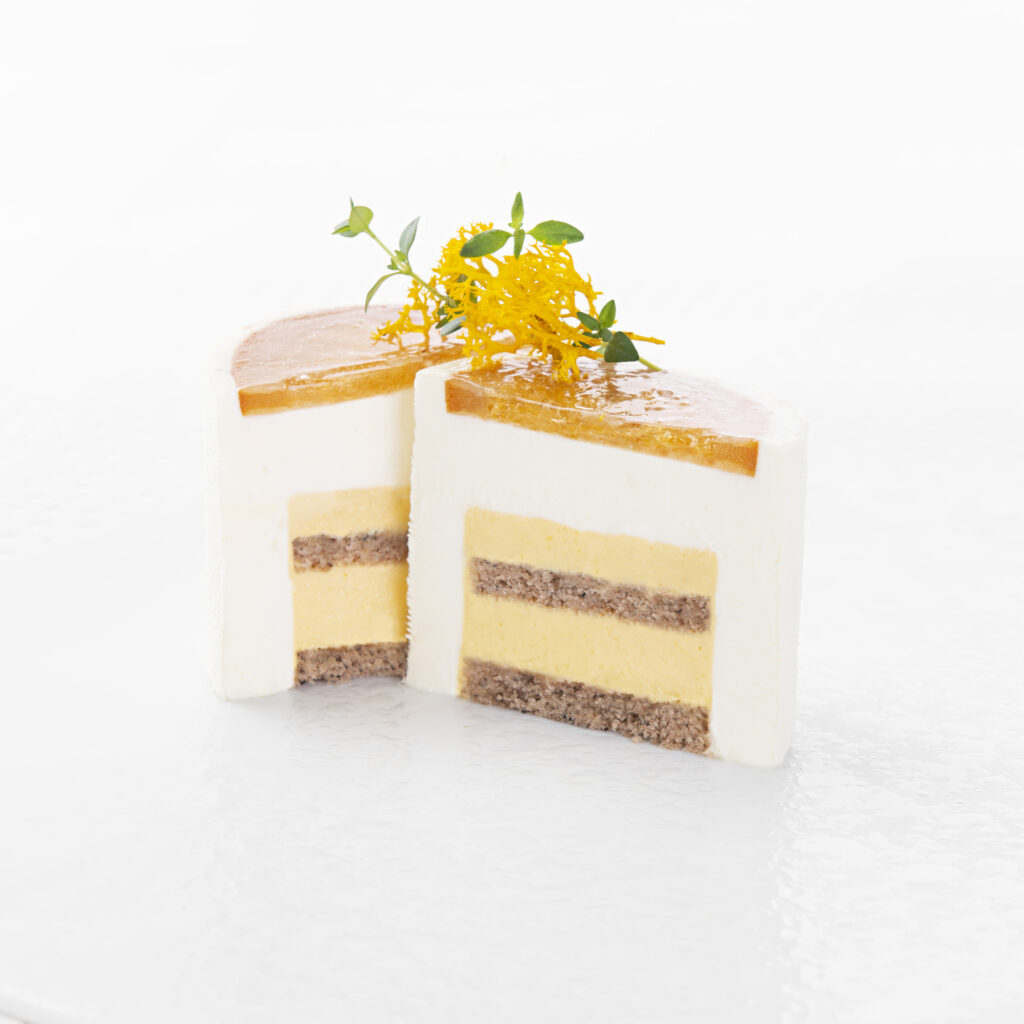 Mini torcik pomarańczowy z puszystym ciastem bananowym, cytrusowym cremeux i musem cheesecake