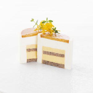 Mini torcik pomarańczowy z puszystym ciastem bananowym, cytrusowym cremeux i musem cheesecake