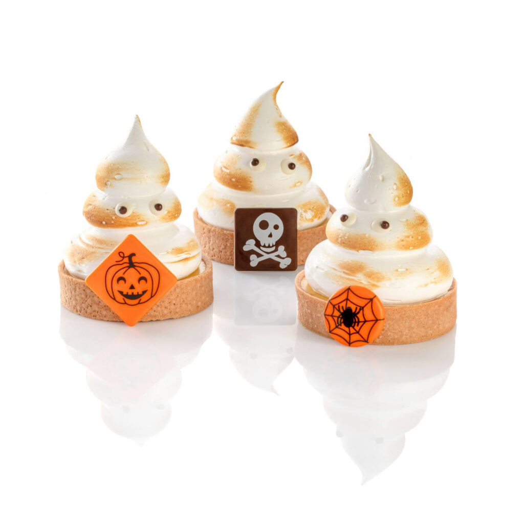 Tarta halloweenowe duszki z kremem cytrynowym, włoską bezą i czekoladowymi dekoracjami inspirowanymi halloween