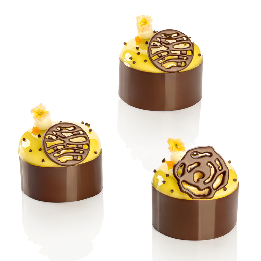 monoporcja pistacjowa floral - mini deser o smaku pistacji z czekoladą i dekoracjami czekoladowymi