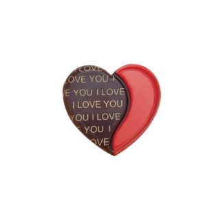 Ozdoba czekoladowa w kształcie serca, gdzie jedna część jest czerwona, a druga ciemna z napisem "I LOVE YOU".